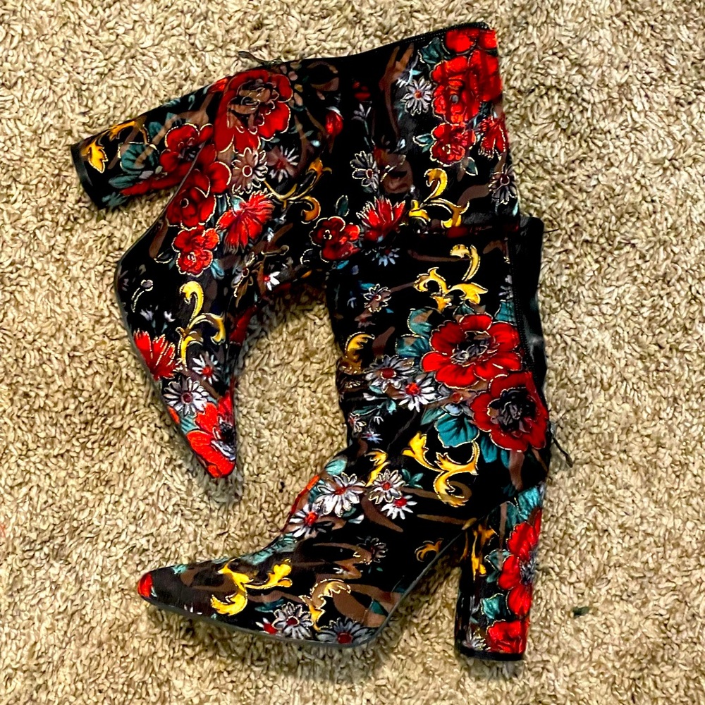 Velvet patterned booties